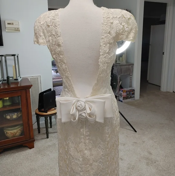 VINTAGE 90'S DEMETRIOS LACE OVERLAY WEDDING DRESS WITH TRANE, OFF-WHITE/WHITE 10 - Picture 3 of 16